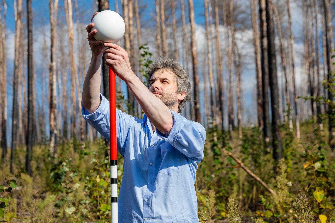 Wissenschaft erforscht Waldumbau in Treuenbrietzen: Laserscanner der Naturwald-Akademie zur Vermessung des Baumbestandes.