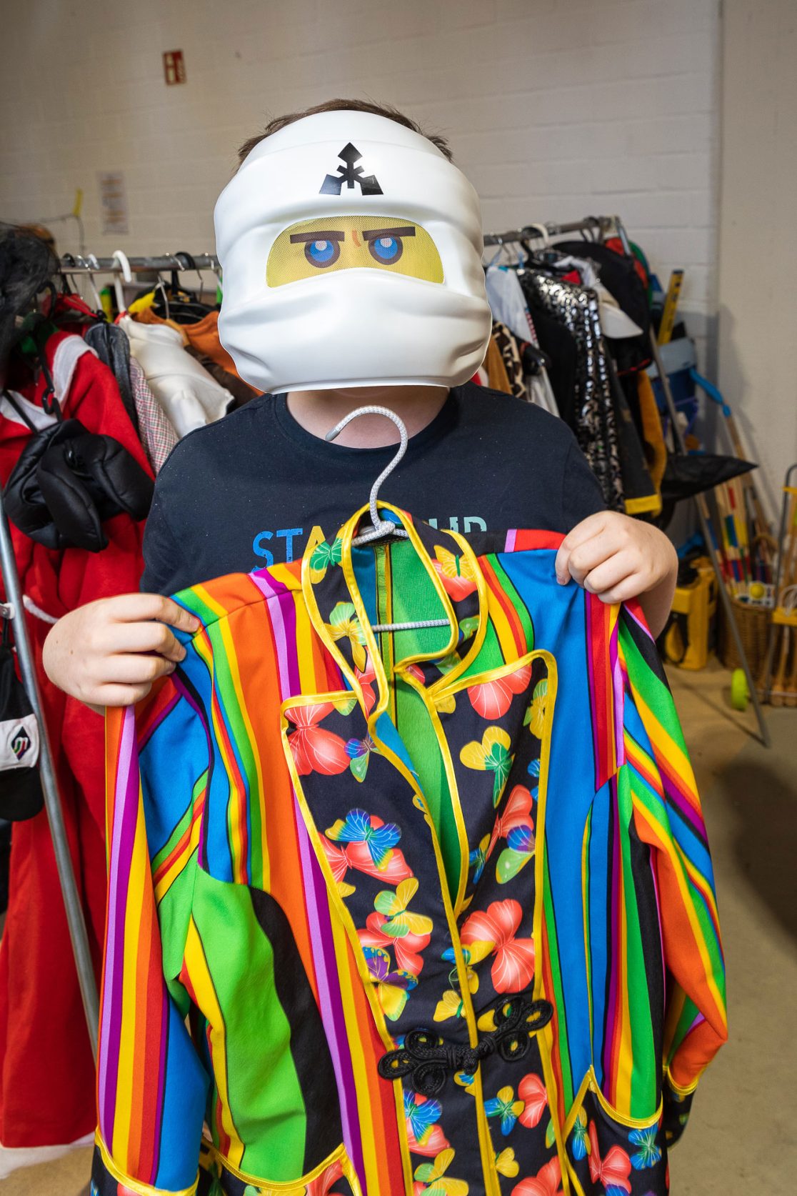 Junge mit Maske und Kostüm