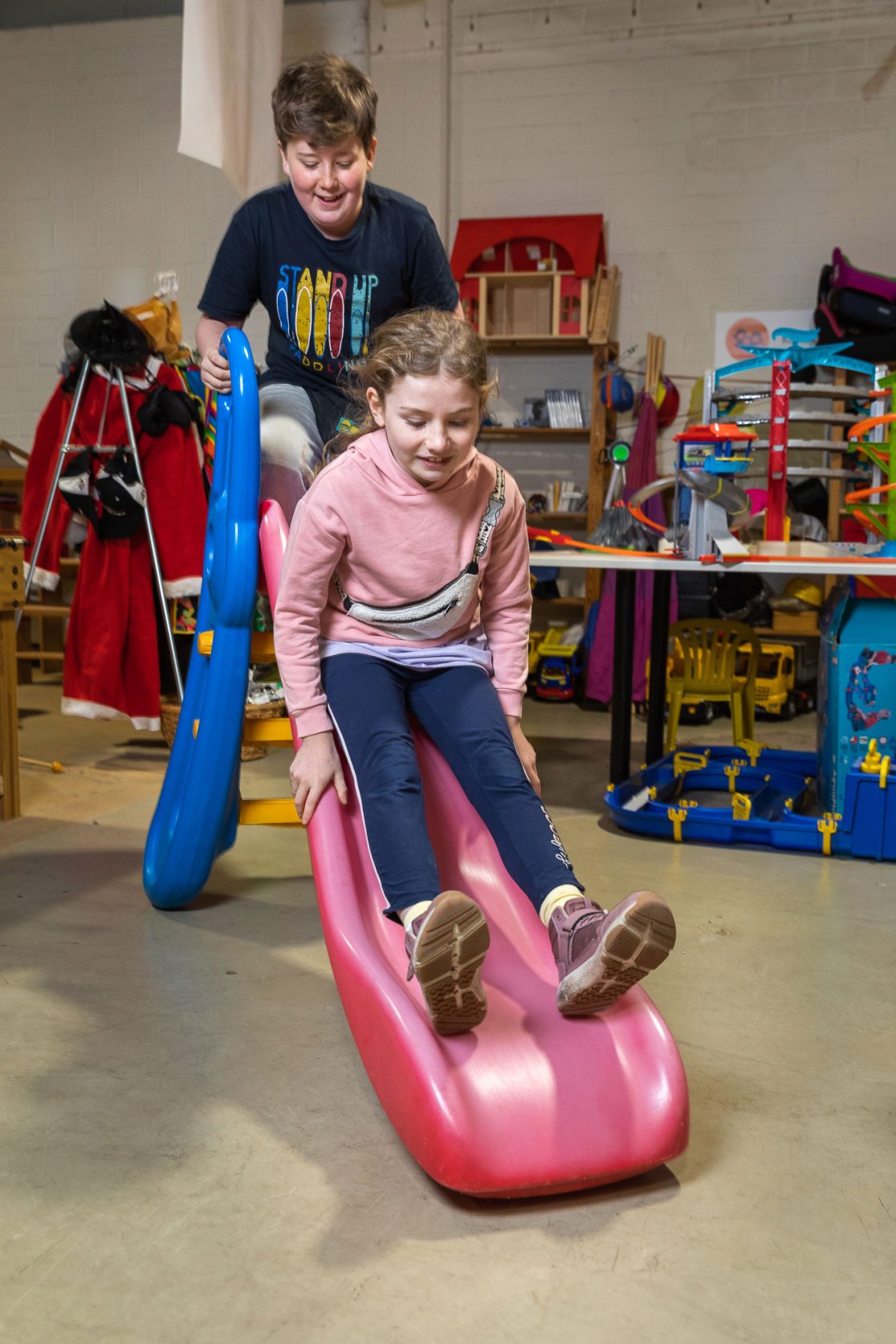 Mädchen auf Rutsche