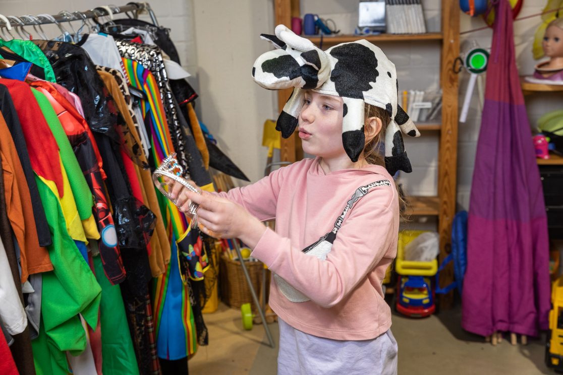 Mädchen mit Kuhmaske