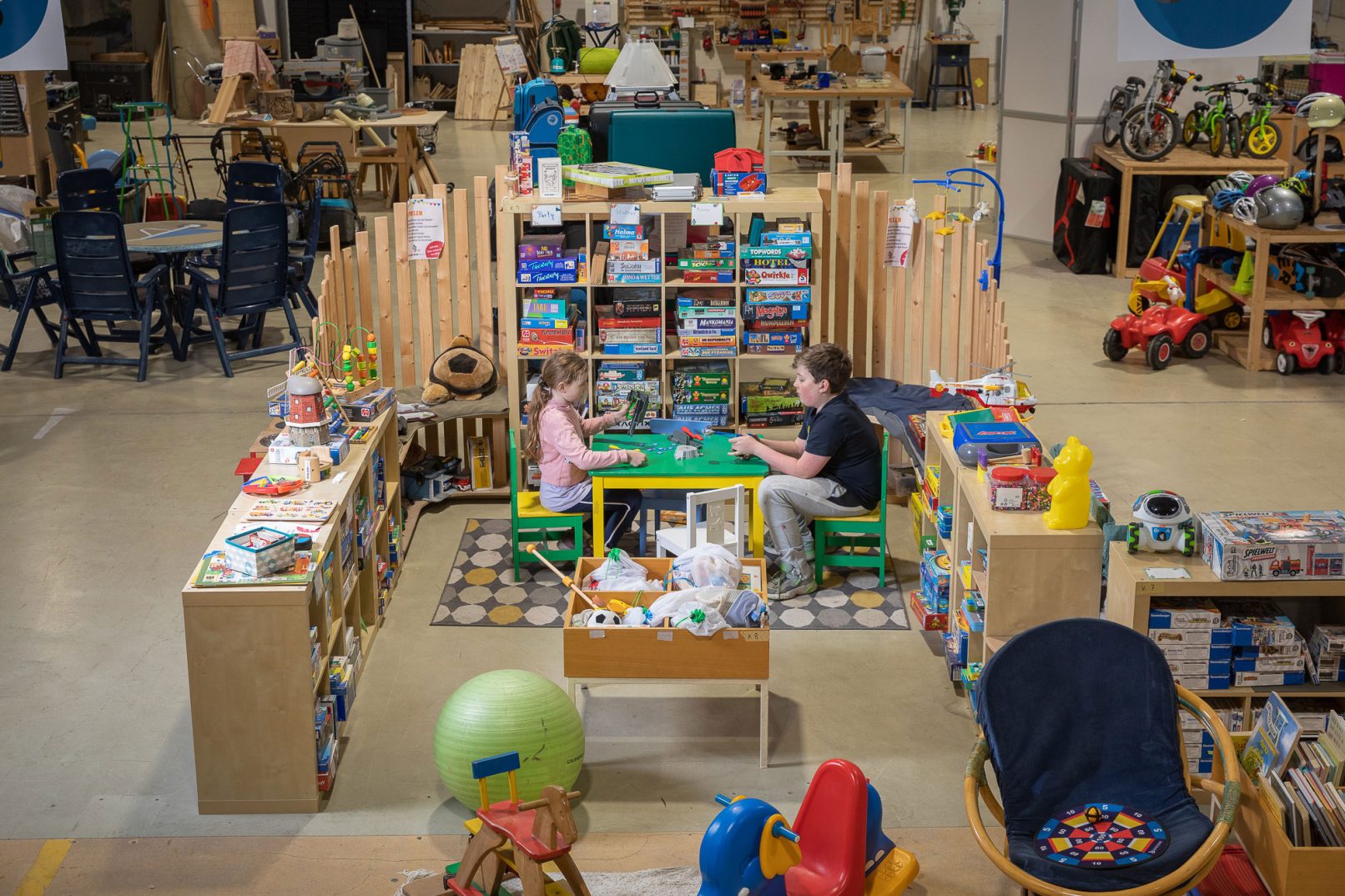 Bibliothek der Dinge von Innen - viele Gegenstände im Raum