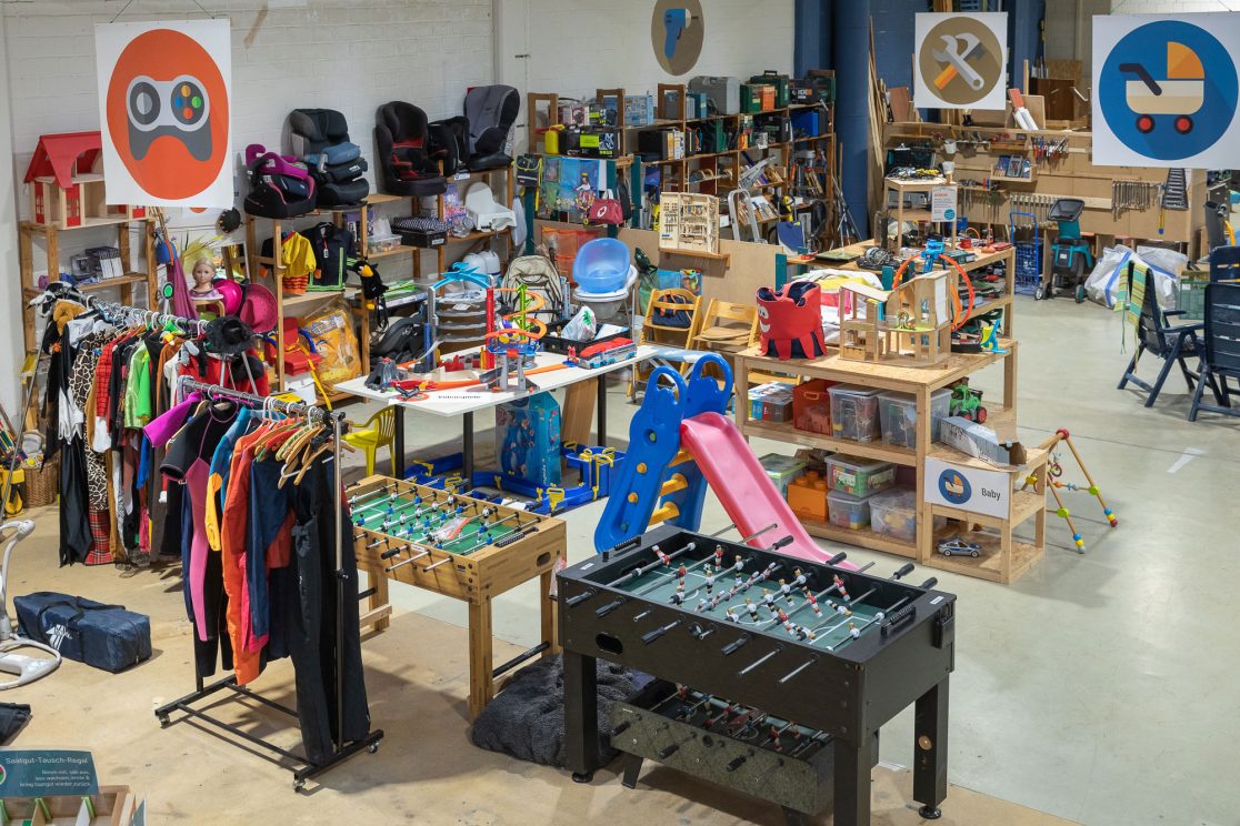 Bibliothek der Dinge von Innen - viele Gegenstände im Raum