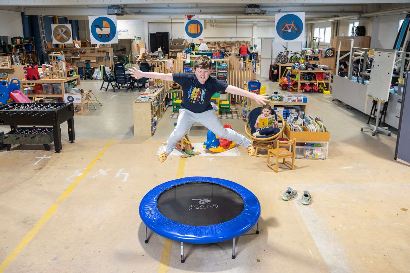 Junge hüpft auf Trampolin im Innenraum