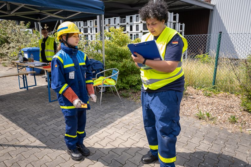 Caja muss einer Prüferin Fragen zum Vorgehen an einem Unfallort beantworten.