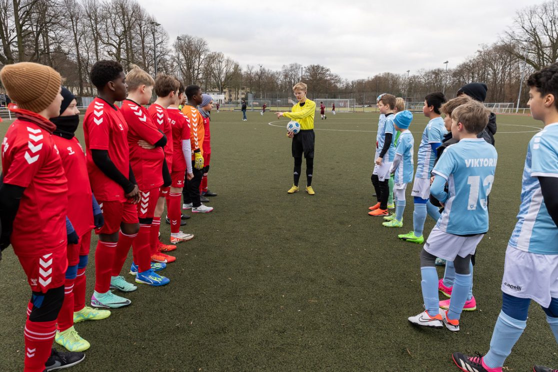 Schiedsrichter-Praktikum beim Berliner Fußballverband, Junior-Schiedsrichter Freddy, Geolino 07/2024