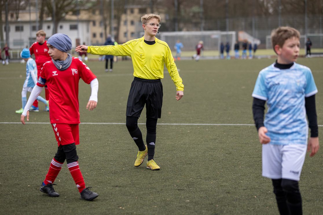 Schiedsrichter-Praktikum beim Berliner Fußballverband, Junior-Schiedsrichter Freddy, Geolino 07/2024