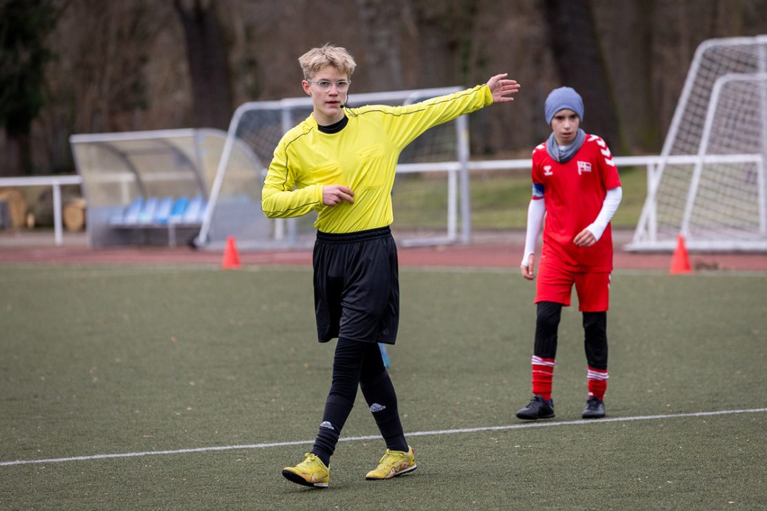 Schiedsrichter-Praktikum beim Berliner Fußballverband, Junior-Schiedsrichter Freddy, Geolino 07/2024