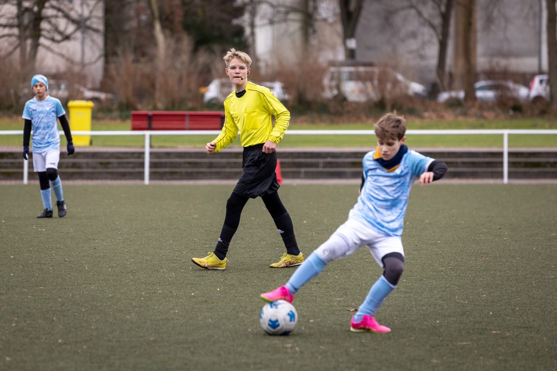 Schiedsrichter-Praktikum beim Berliner Fußballverband, Junior-Schiedsrichter Freddy, Geolino 07/2024
