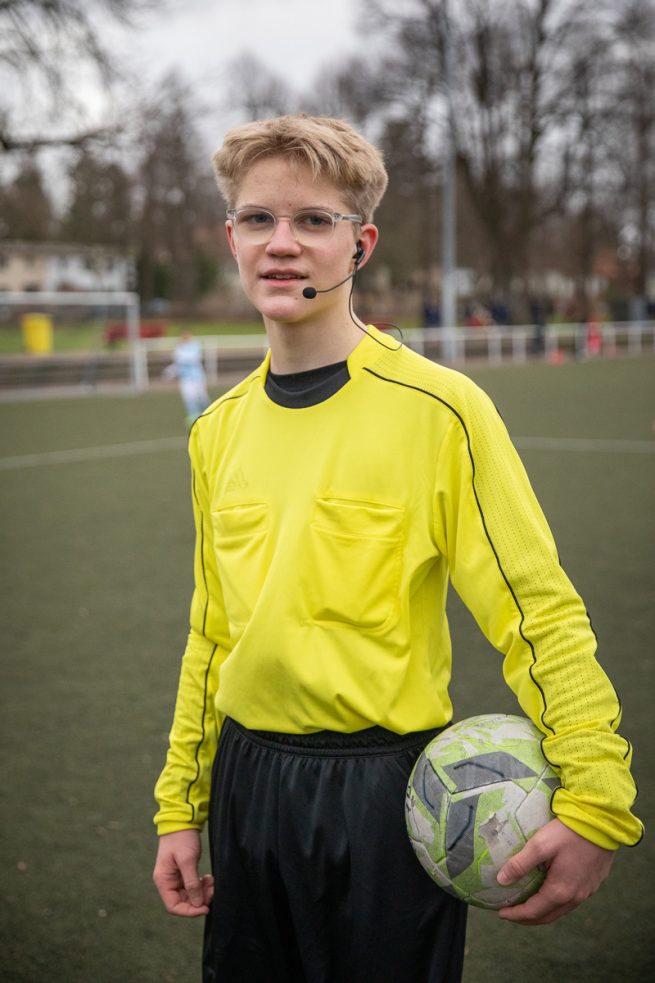 Schiedsrichter-Praktikum beim Berliner Fußballverband, Junior-Schiedsrichter Freddy, Geolino 07/2024